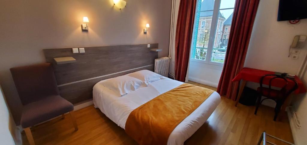 默兹河畔凡尔登Hotel Bar Restaurant Saint Paul的卧室配有床、椅子和窗户。