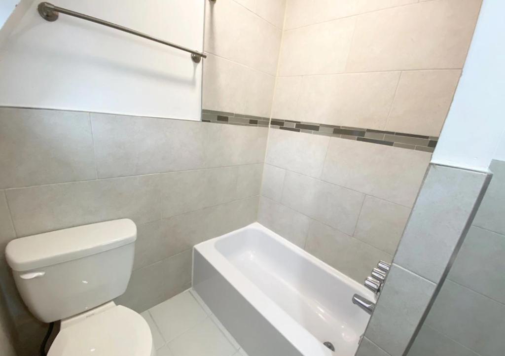纽约Superb 1BR Apartment in NYC!的一间带卫生间和浴缸的浴室