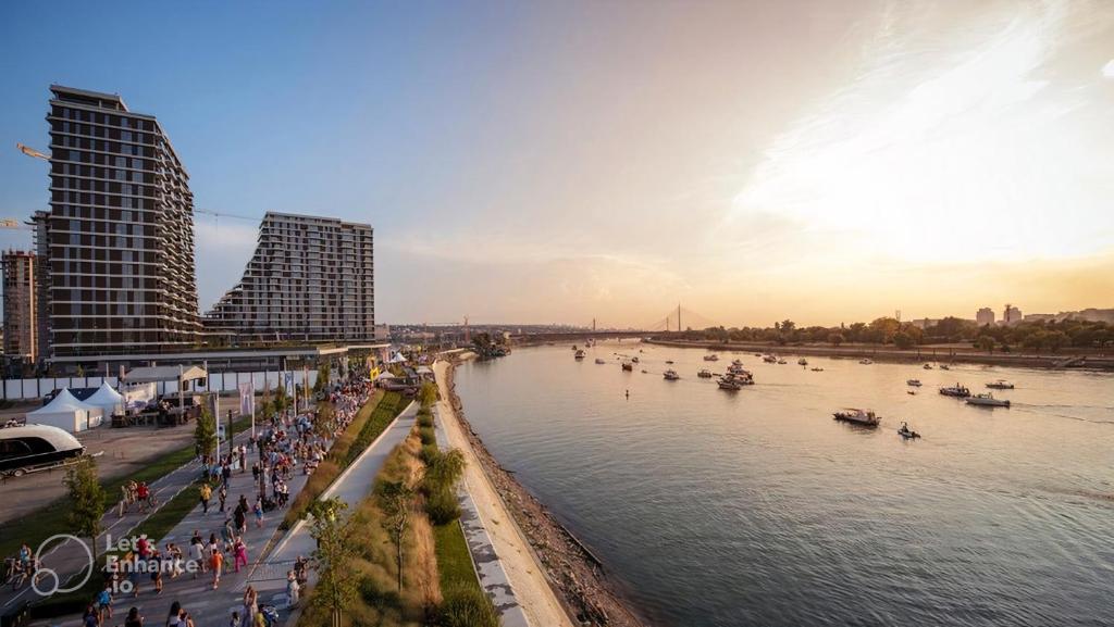 贝尔格莱德SuprStay - Belgrade Waterfront Luxury Apartment的水中泛舟的城市河流