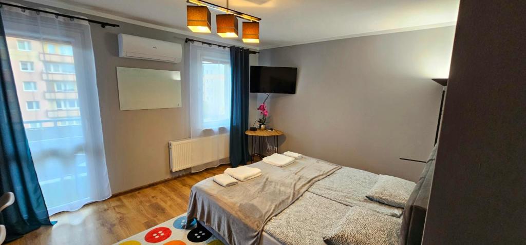 拉多姆Miami Vice apartament by Karl的一间卧室配有一张床,上面有两条毛巾