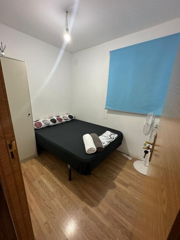 马德里Fast Single Rooms的一间位于客房角落的带一张床的房间