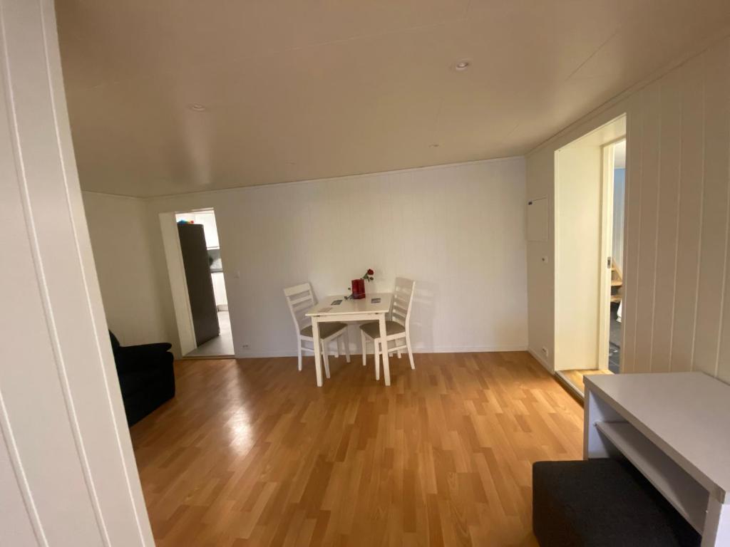 特罗姆瑟Lovely one bedroom apartment的白色的用餐室配有桌椅