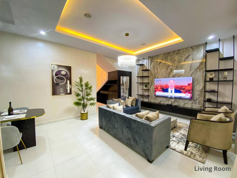IVYs 4 Bedroom Luxury Entire Apartment Duplex with Wifi in Lekki大厅或接待区