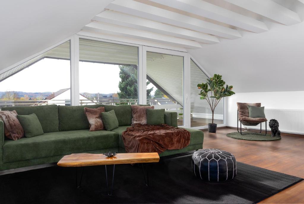 施韦特Lichterfüllte Erholungsoase für Groß und Klein的客厅配有绿色沙发和桌子