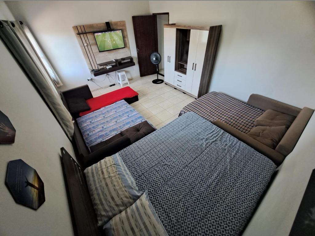 维拉维尔哈Condomínio Vitória的享有带1张床和1张沙发的客厅的景色。