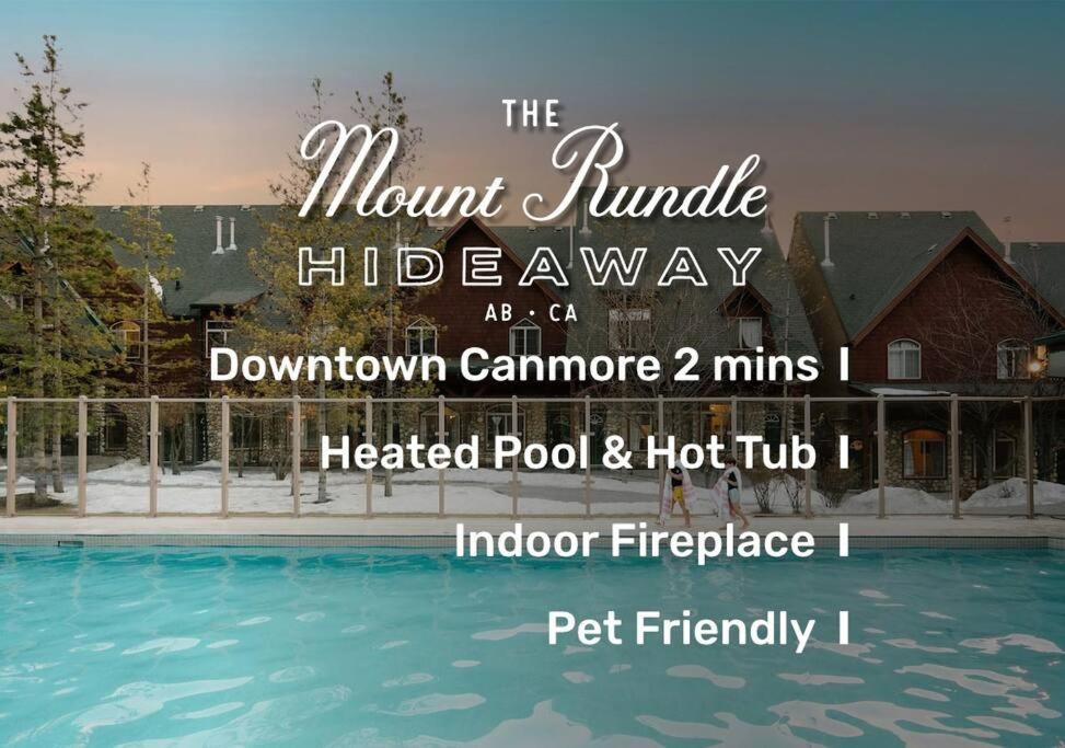 坎莫尔Mount Rundle Hideaway with Heated Pool & Hot Tub and allows Pets的游泳池房屋标志