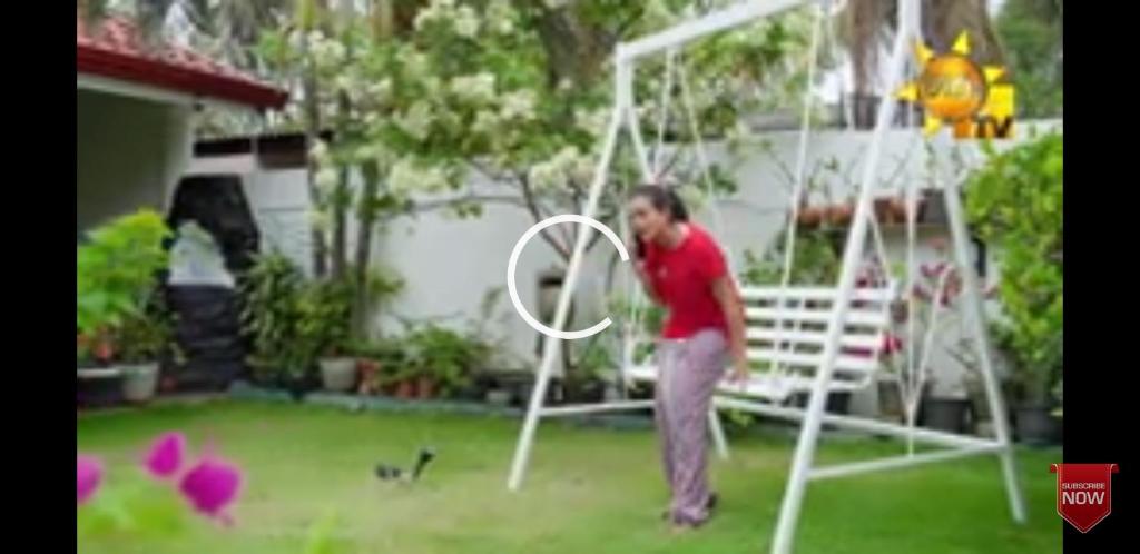 希克杜沃RM Holiday Home的站在院子里的女人,玩 ⁇ 子