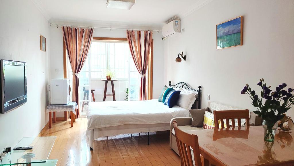 上海Lily's home的一间卧室设有一张床和一间客厅。
