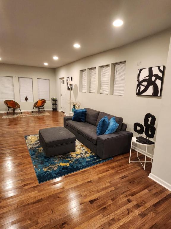 费城The Relaxation Oasis的带沙发和地毯的客厅