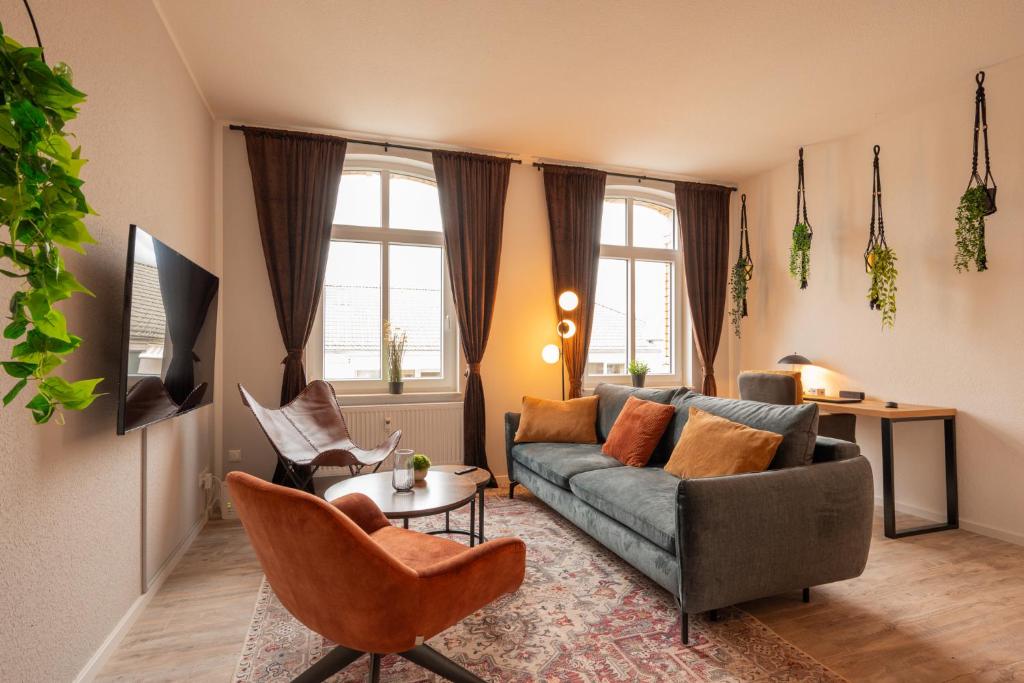 格拉maremar - Style Apartment im Zentrum - Luxus Boxspringbett - Arbeitsplatz - Highspeed WLAN的客厅配有沙发和桌子