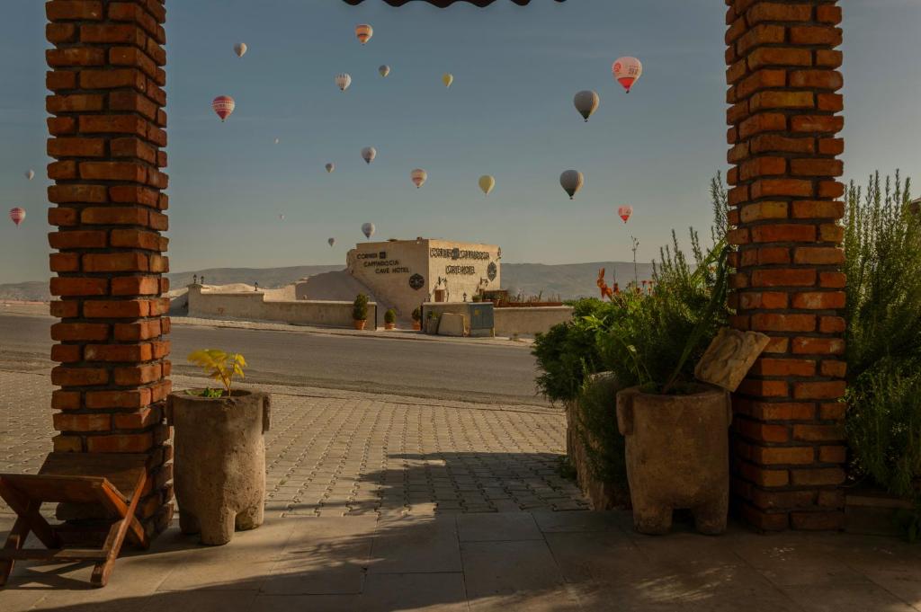 奥塔希萨尔Corner İn Cappadocia的一组热气球在天空中飞行