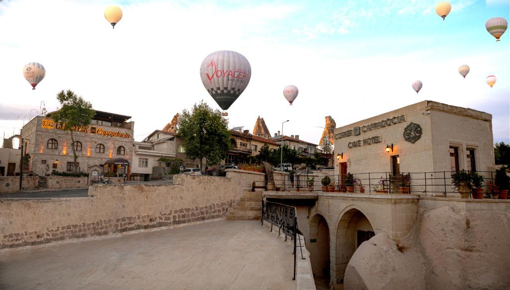 奥塔希萨尔Corner İn Cappadocia的一组热气球飞越一座桥