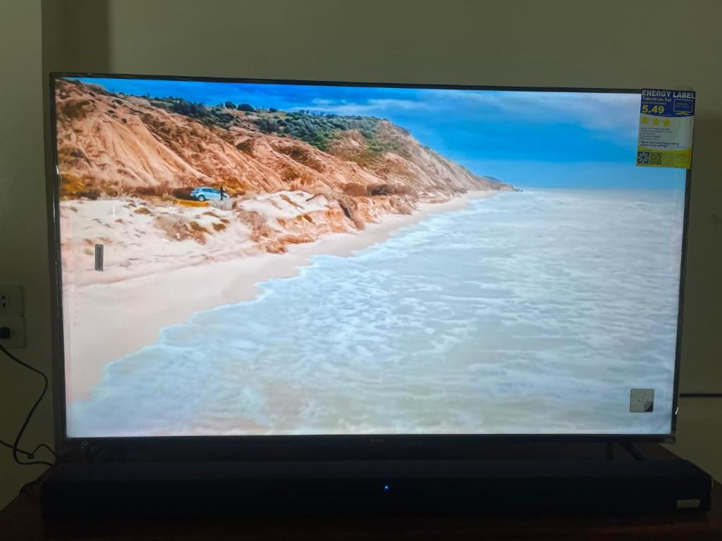 马斯巴特Maria Kulafu Kubo House 1 BIG BEDROOM with Wifi的一张带海滩照片的电视屏幕