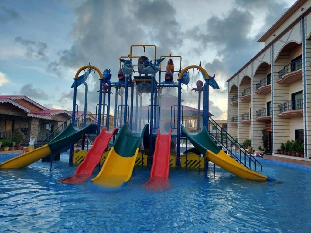 曼达莫尼Grand Beach Resort的游泳池的水滑梯
