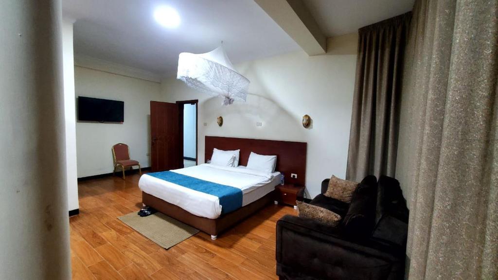 巴赫达尔Yiganda Hotel - Ethiopia的酒店客房,配有床和沙发