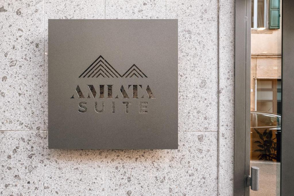 阿巴迪亚圣萨尔瓦托雷Amiata Suite的建筑物一侧的标志