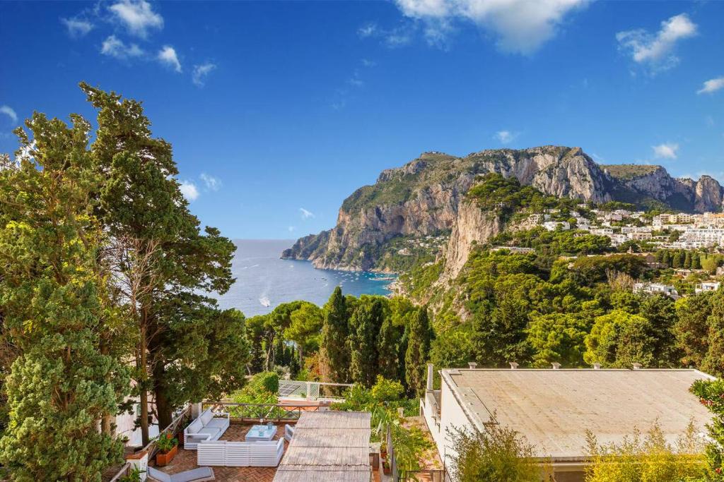 卡普里Terrazza Tragara的从波斯塔诺(positano)可以欣赏到阿马尔菲海岸(amalfi coast)的景致