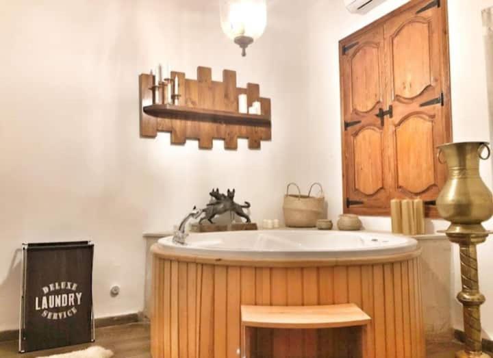 苏塞Dar Youssef Medina Sousse的浴缸位于带水槽的客房内