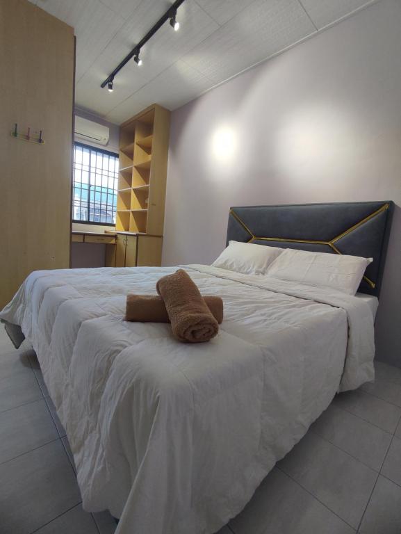 淡文Ipoh Tambun Sunway 5 Rooms Spacious Homestay的一间卧室配有一张大床,上面有毛巾