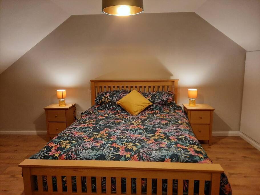 戈尔韦Radharc an Chuain 2 Bedroom Holiday Home的一间卧室配有一张黄色枕头的床
