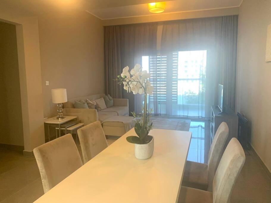 Al QurayyahContemporary 2-Bedroom Apartment的客厅配有白色的桌子和椅子