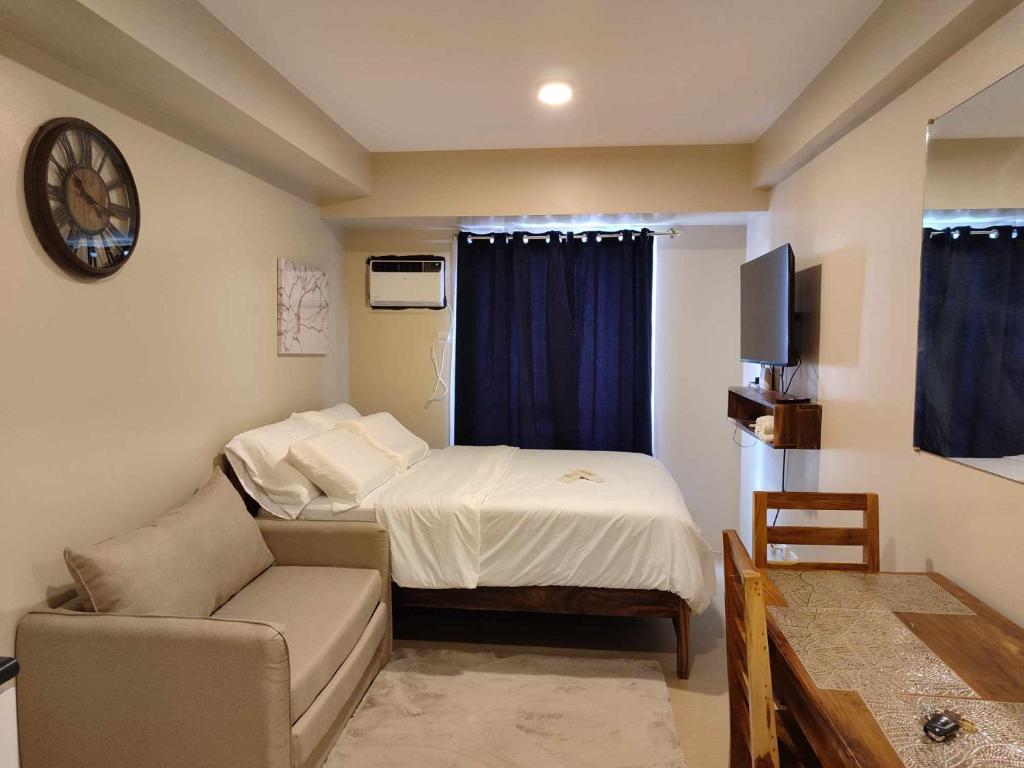 伊洛伊洛Avida Iloilo T3 624的小房间设有床和沙发