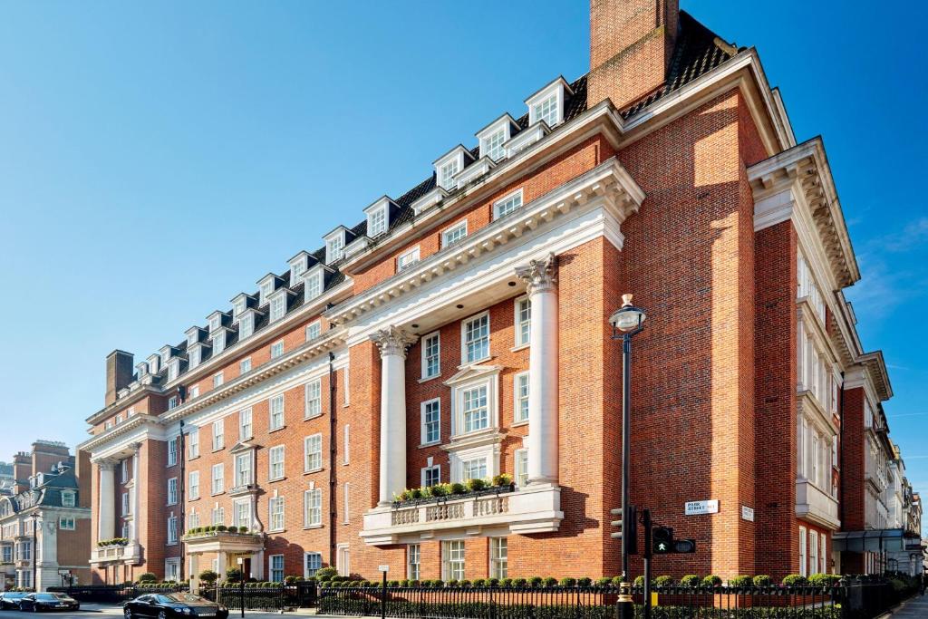 伦敦Grand Residences by Marriott - Mayfair-London的城市街道上一座大型红砖建筑