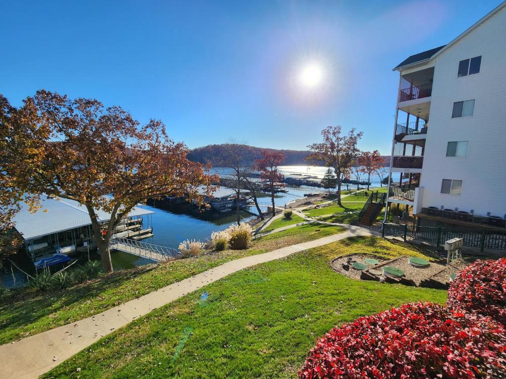 KaiserPeaceful 1st floor lakeside condo minutes from Osage Beach and Ozark State Park的一座公园,毗邻一座建筑和一条河流