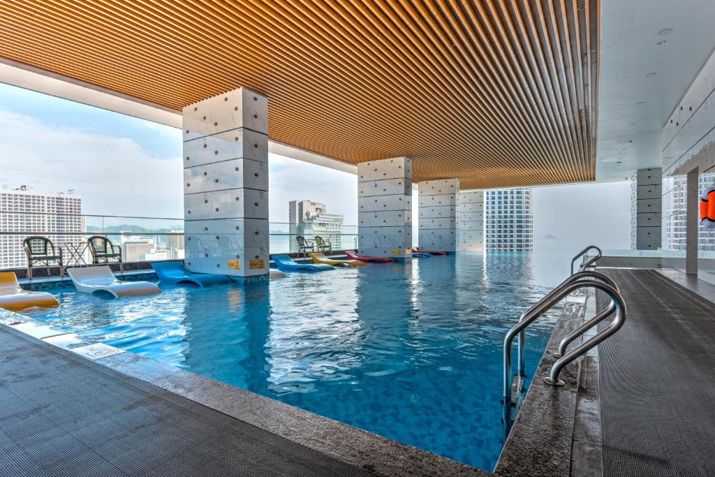 芽庄S Lux Apartment Virgo的景观建筑中的游泳池