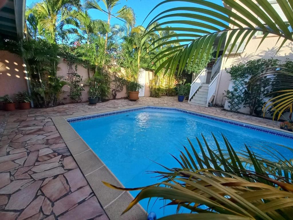 莱特鲁瓦西莱Villa Les Oursins 130 m² - Piscine privée的植物庭院中的游泳池