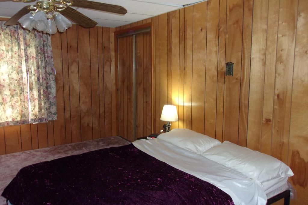 马塞纳NiceShortStayMassena的一间卧室设有一张木墙床和天花板