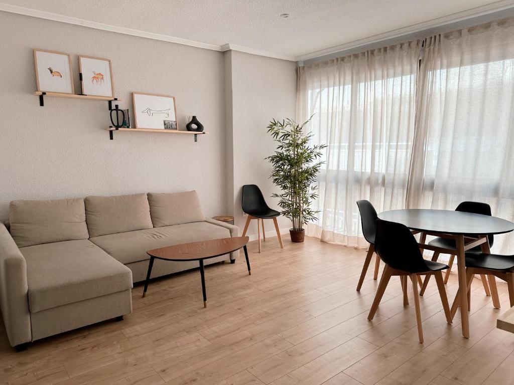 科尔多瓦CENTER FLAT MEZQUITA的客厅配有沙发和桌子