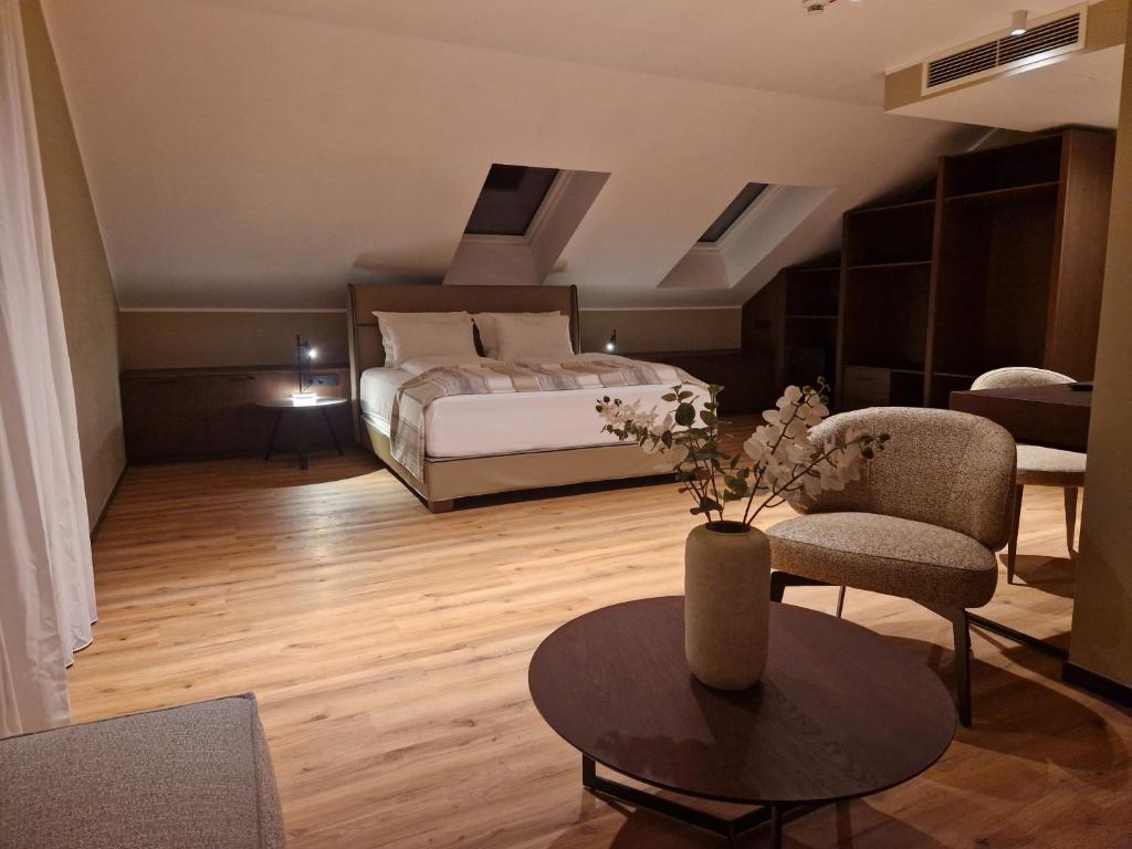 珀丽Hotel Wehra的卧室配有一张床和一张桌子