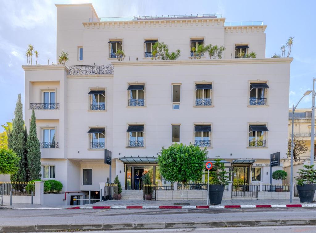 阿尔及尔Lalla Doudja Hotel的一条城市街道上的白色大建筑
