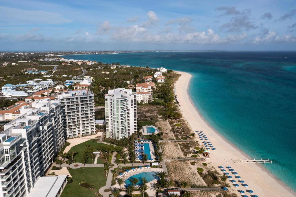 普罗维登西亚莱斯岛The Ritz-Carlton Residences, Turks & Caicos的享有海滩和海洋的空中景致