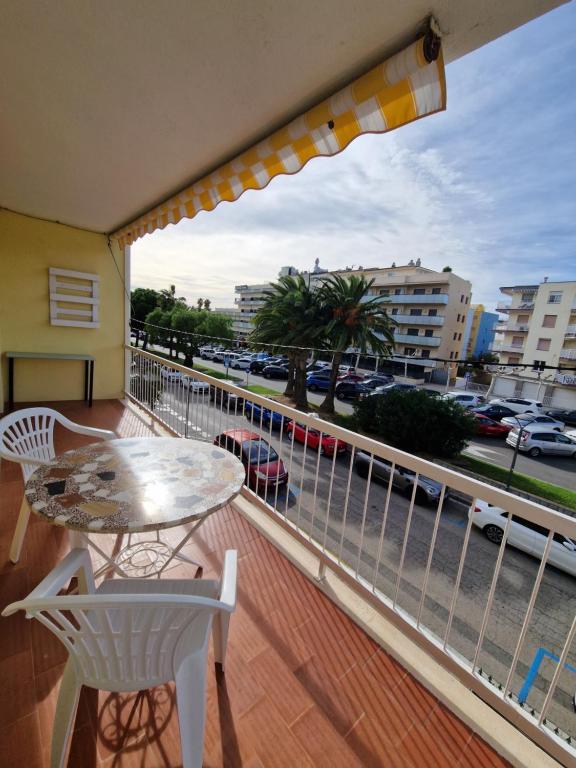 坎布里尔斯Beach Apartment Regueral的市景阳台配有桌椅。