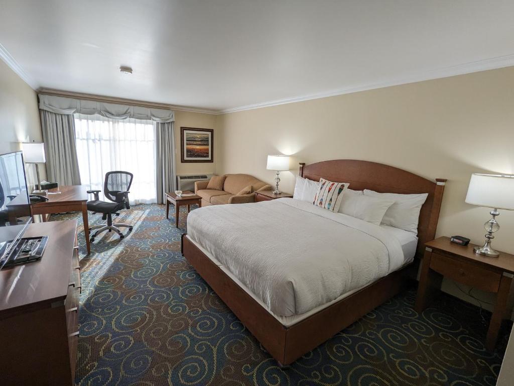 金卡丁海港旅馆的酒店客房设有一张大床和一张书桌。