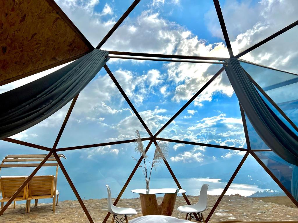 安达韦拉斯Glamping Nuna Experience的帐篷内享有天空美景