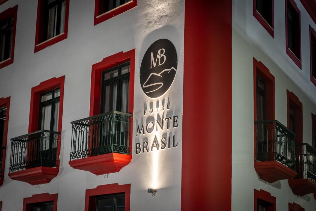 英雄港Hotel Monte Brasil的建筑一侧的标志,带有窗户