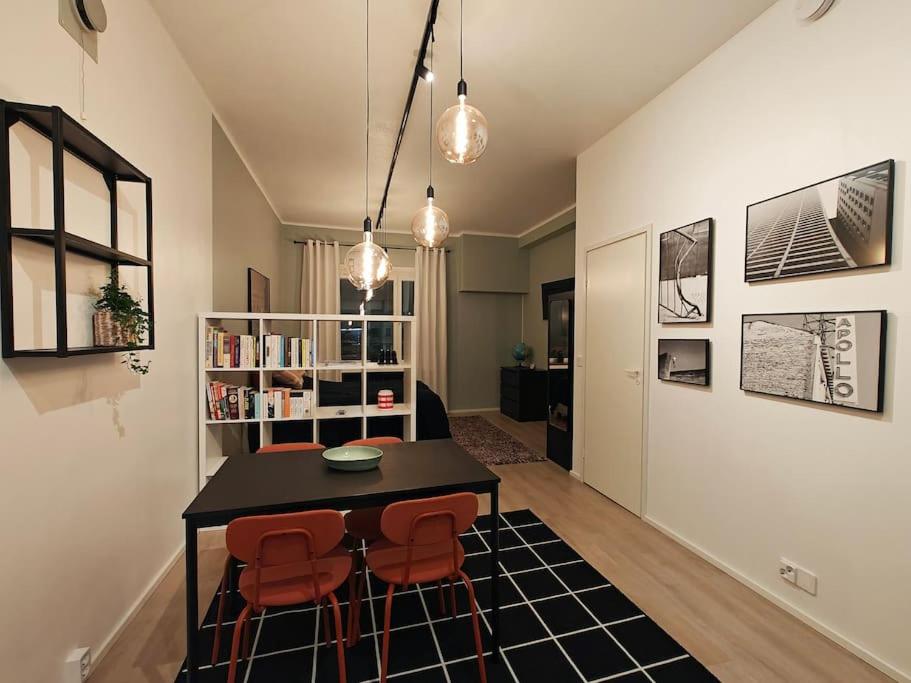 皮耶塔尔萨里Brooms - Newly renovated central studio apartment的客厅配有桌子和两把椅子