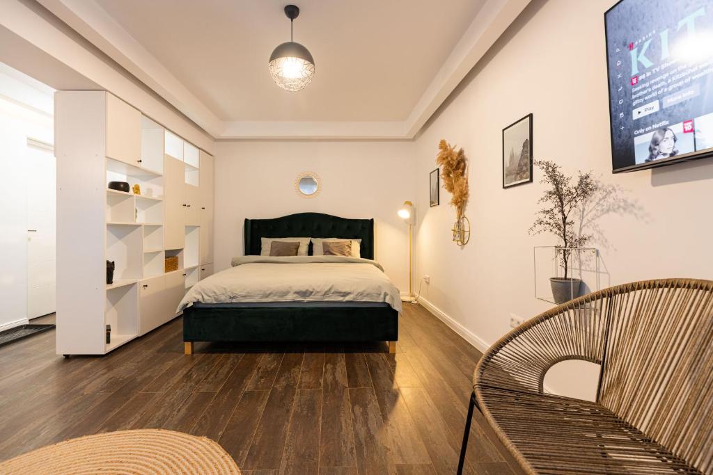 巴亚马雷Ultra central apartment的一间卧室配有一张床和两把椅子