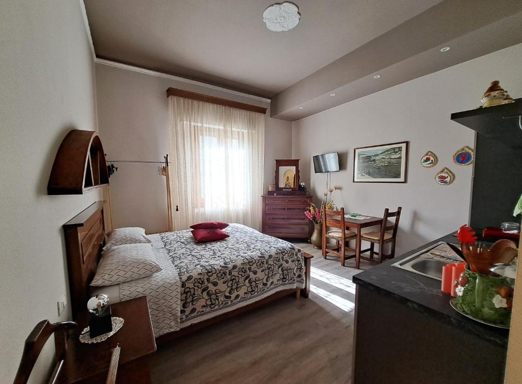 比森齐奥营IL REGNO DI IOSE'的一间卧室配有一张床和一张桌子