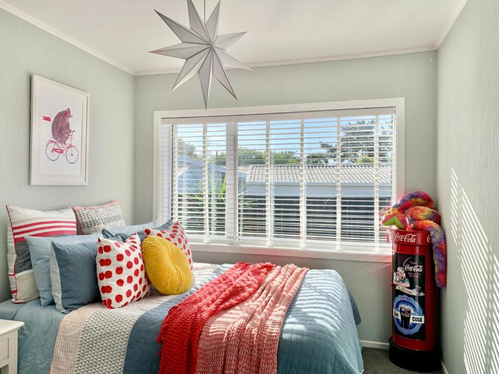 M&amp;K Home with central air condition, 4 bedrooms, by Chartwell Shopping Centre客房内的一张或多张床位
