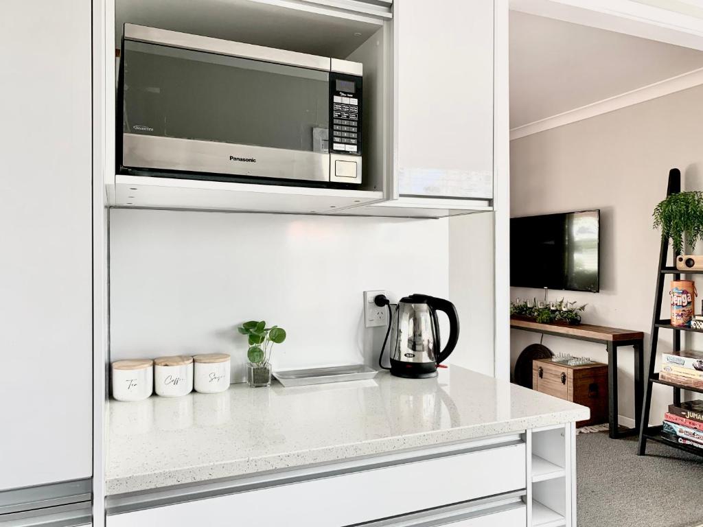 M&amp;K Home with central air condition, 4 bedrooms, by Chartwell Shopping Centre的厨房或小厨房