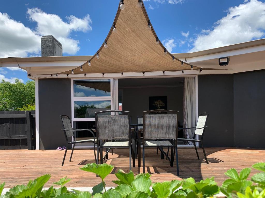 M&amp;K Home with central air condition, 4 bedrooms, by Chartwell Shopping Centre的阳台或露台