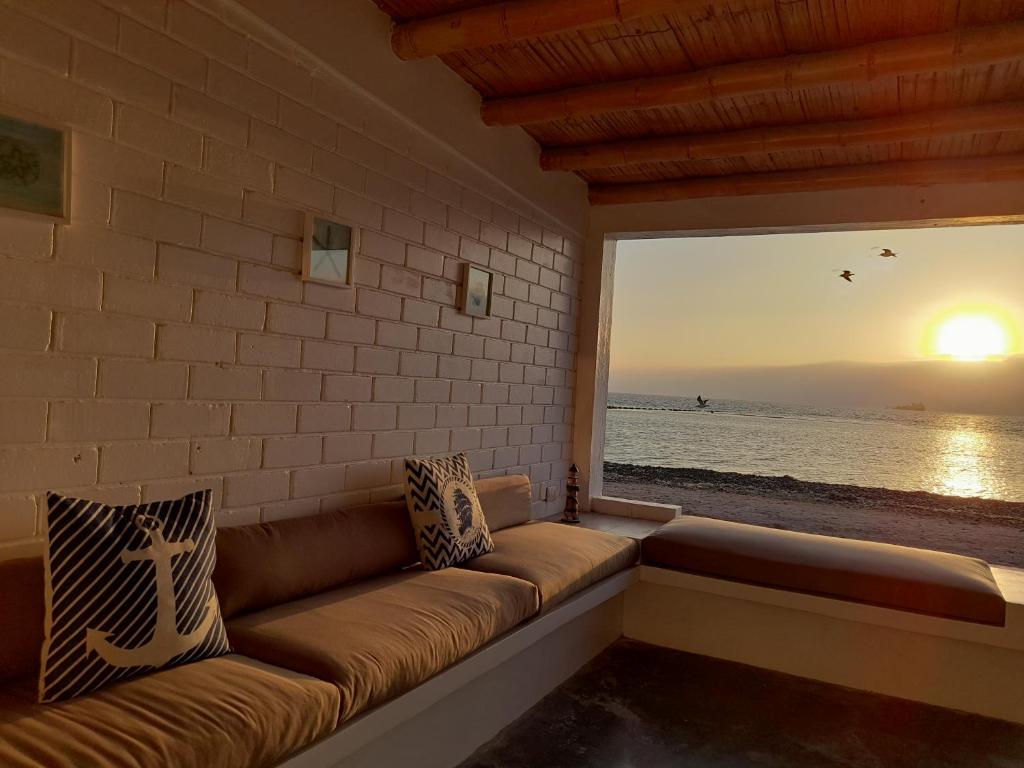 帕拉卡斯Chalets Paracas的海景客房内的沙发