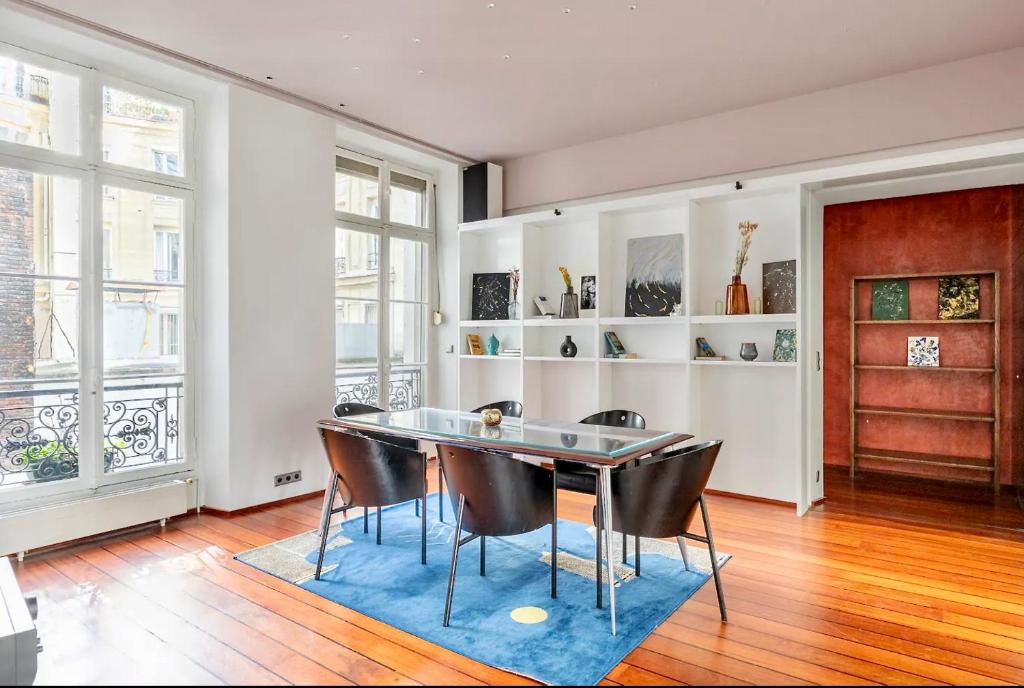 巴黎Chic Parisian Flat的一间带桌椅的用餐室