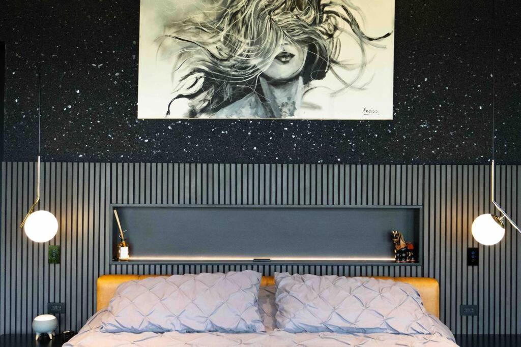 麦德林Luxurious Guest House on beautiful ranch的卧室配有一张壁挂式海报的床