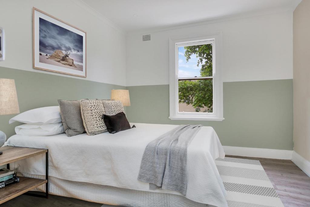 悉尼Native Rose Hotel的白色的卧室设有床和窗户