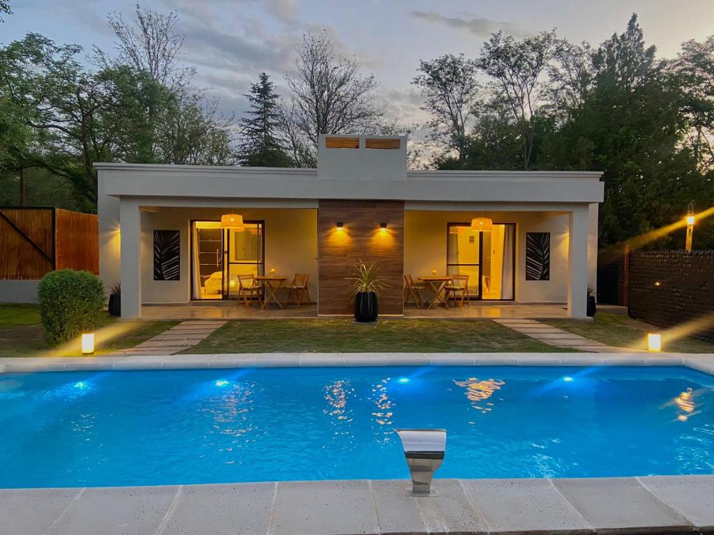 诺诺Magnolia Suites的一座房子前面设有游泳池